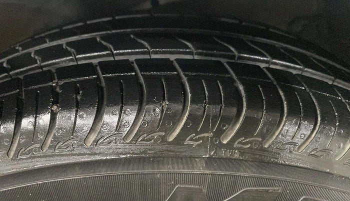 2017 Maruti Celerio VXI CNG, CNG, Manual, 45,959 km, Left Front Tyre Tread