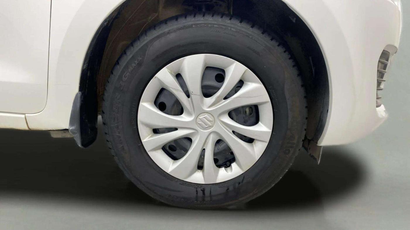 2023 Maruti Swift VXI AMT, Petrol, Automatic, 35,172 km, Right Front Wheel