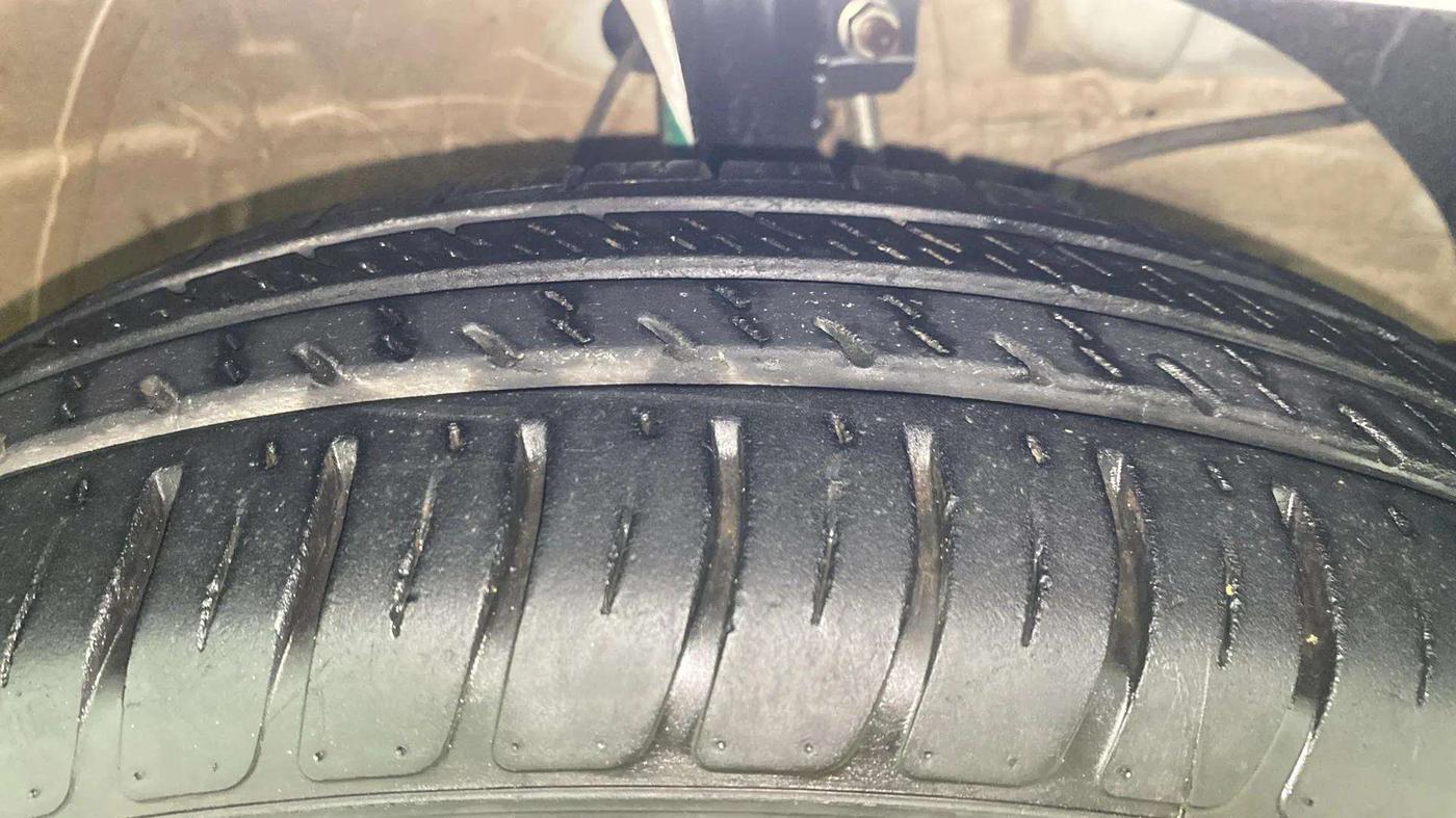 2023 Maruti Swift VXI AMT, Petrol, Automatic, 35,172 km, Right Front Tyre Tread