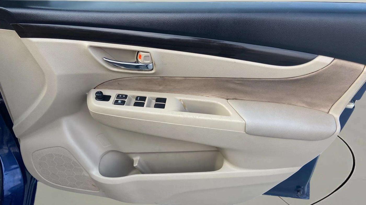 2018 Maruti Ciaz DELTA DIESEL 1.3, Diesel, Manual, 47,115 km, Driver Side Door Panels Control