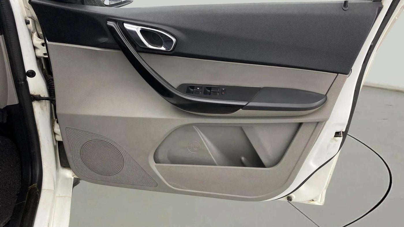 2019 Tata Tiago XZ PLUS PETROL, Petrol, Manual, 43,191 km, Driver Side Door Panels Control