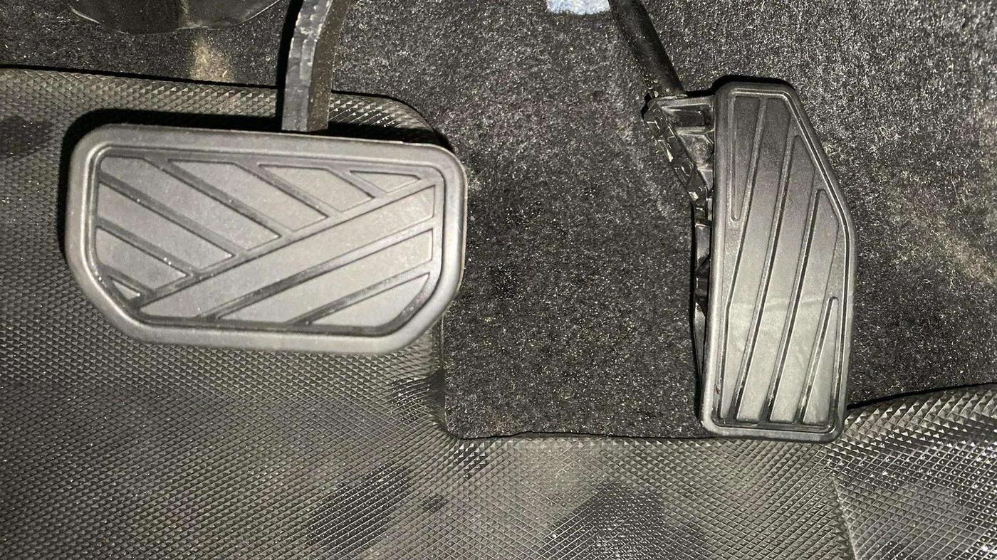 2023 Maruti FRONX ALPHA 1.0L TURBO 6 AT, Petrol, Automatic, 6,195 km, Pedals