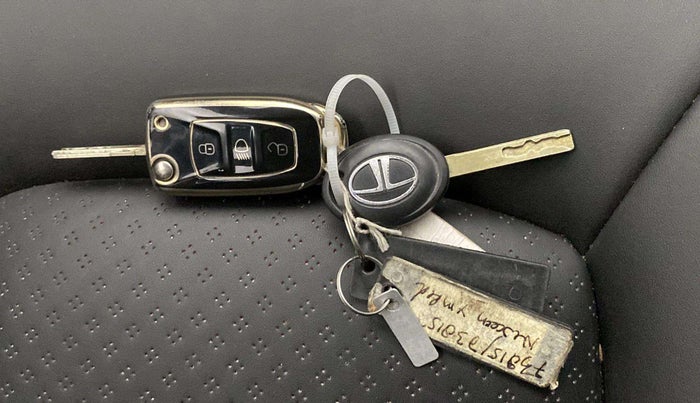 2022 Tata NEXON XM PETROL, Petrol, Manual, 36,084 km, Key Close Up