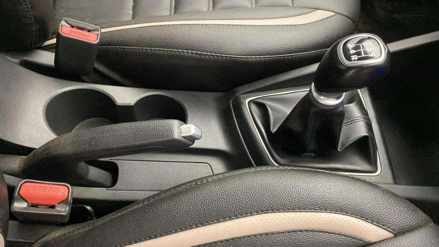 2017 Hyundai Elite i20 ASTA 1.2 (O), Petrol, Manual, 32,176 km, Gear Lever