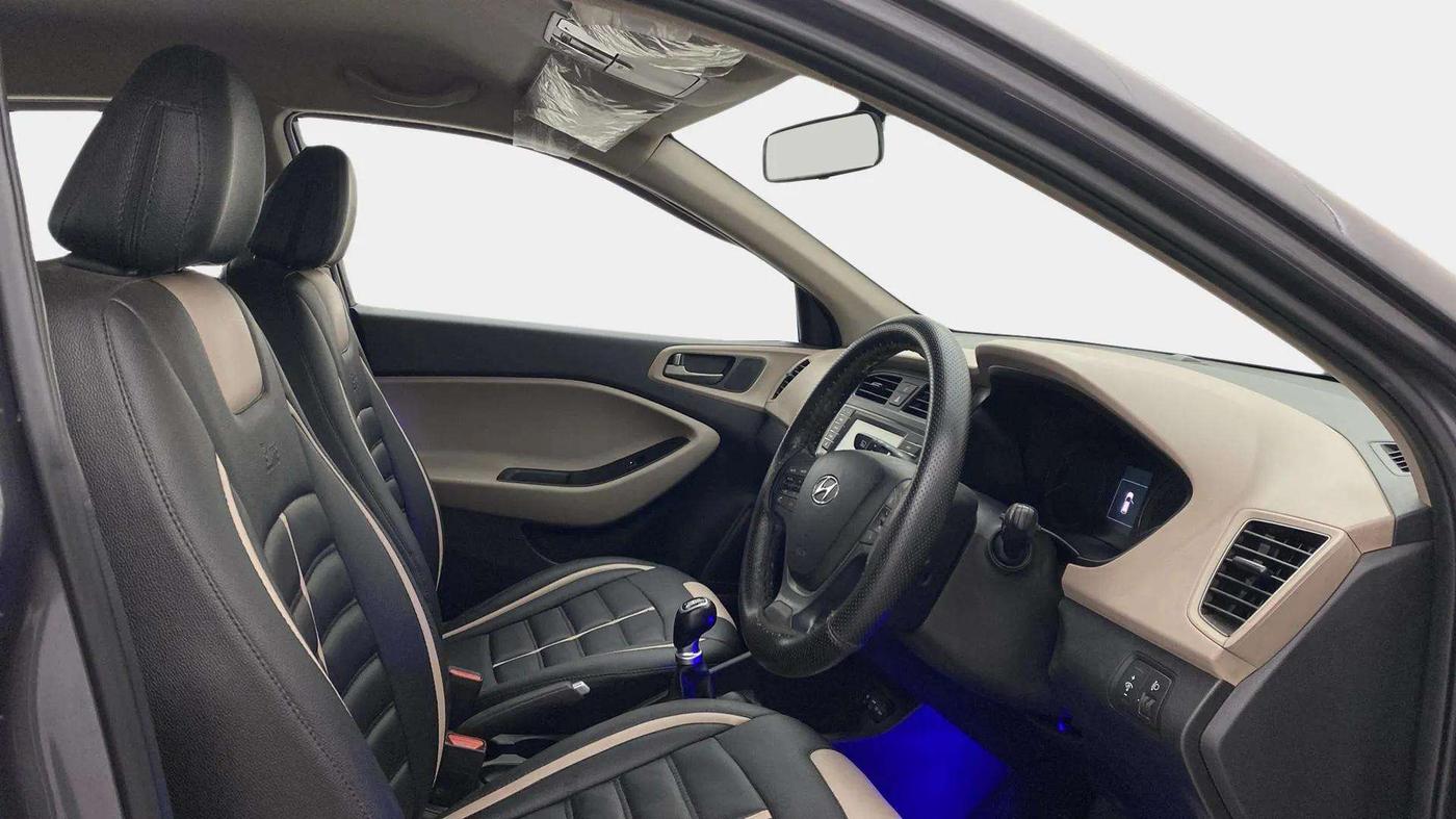 2017 Hyundai Elite i20 ASTA 1.2 (O), Petrol, Manual, 32,176 km, Right Side Front Door Cabin