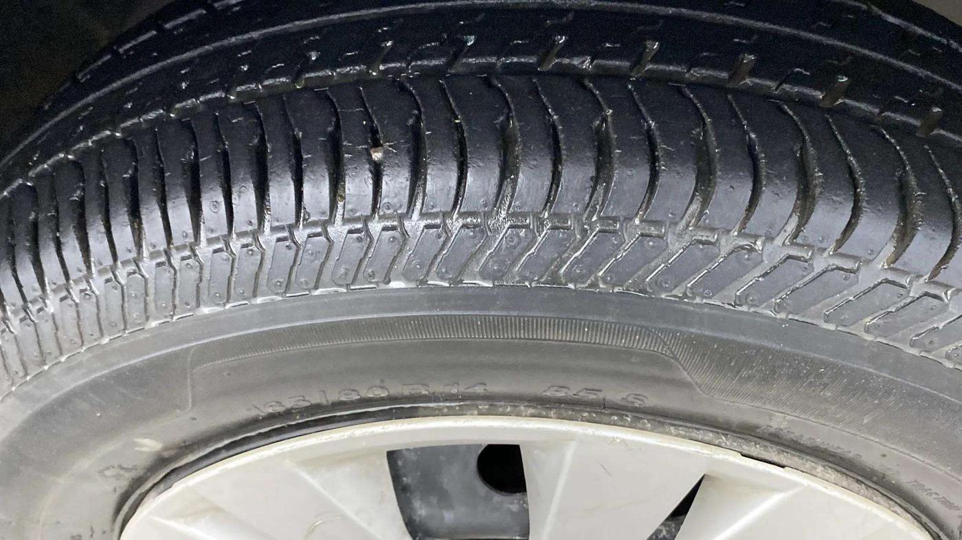 2013 Maruti Swift Dzire VXI, Petrol, Manual, 22,956 km, Right Front Tyre Tread