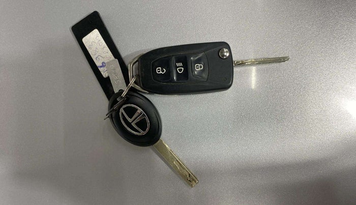 2017 Tata NEXON XM PETROL, Petrol, Manual, 42,567 km, Key Close Up