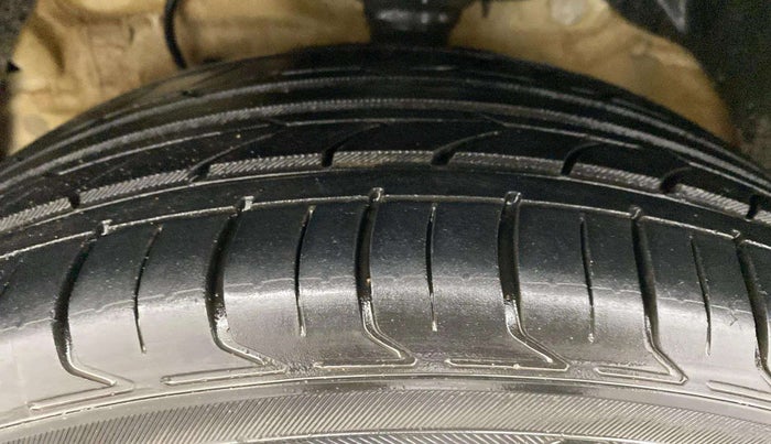 2020 Mahindra XUV300 W8 1.5 DIESEL, Diesel, Manual, 31,868 km, Left Front Tyre Tread