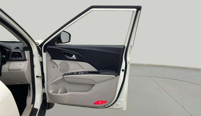 2020 Mahindra XUV300 W8 1.5 DIESEL, Diesel, Manual, 31,868 km, RHS Front Door