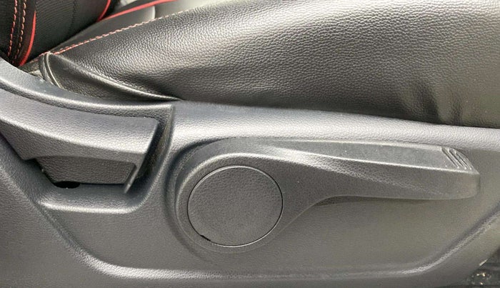 2020 Mahindra XUV300 W8 1.5 DIESEL, Diesel, Manual, 31,868 km, Driver Side Adjustment Panel