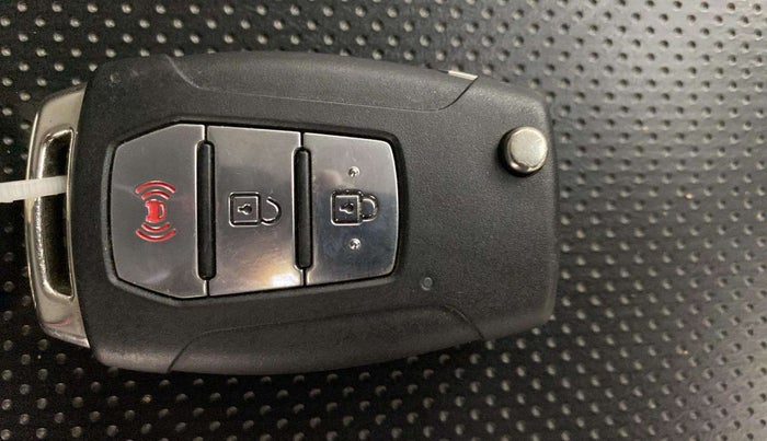 2020 Mahindra XUV300 W8 1.5 DIESEL, Diesel, Manual, 31,868 km, Key Close Up