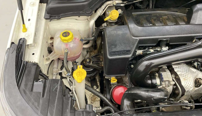 2020 Mahindra XUV300 W8 1.5 DIESEL, Diesel, Manual, 31,868 km, Engine View - Right