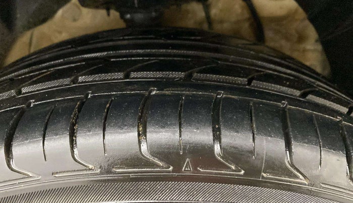 2020 Mahindra XUV300 W8 1.5 DIESEL, Diesel, Manual, 31,868 km, Right Front Tyre Tread