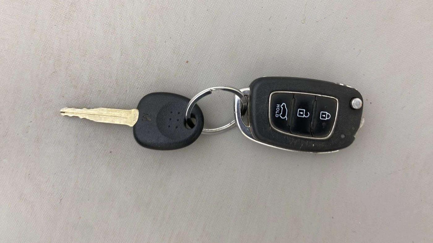 2021 Hyundai VENUE S 1.2, Petrol, Manual, 74,695 km, Key Close Up