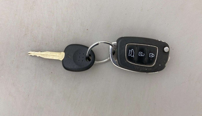 2021 Hyundai VENUE S 1.2, Petrol, Manual, 74,695 km, Key Close Up