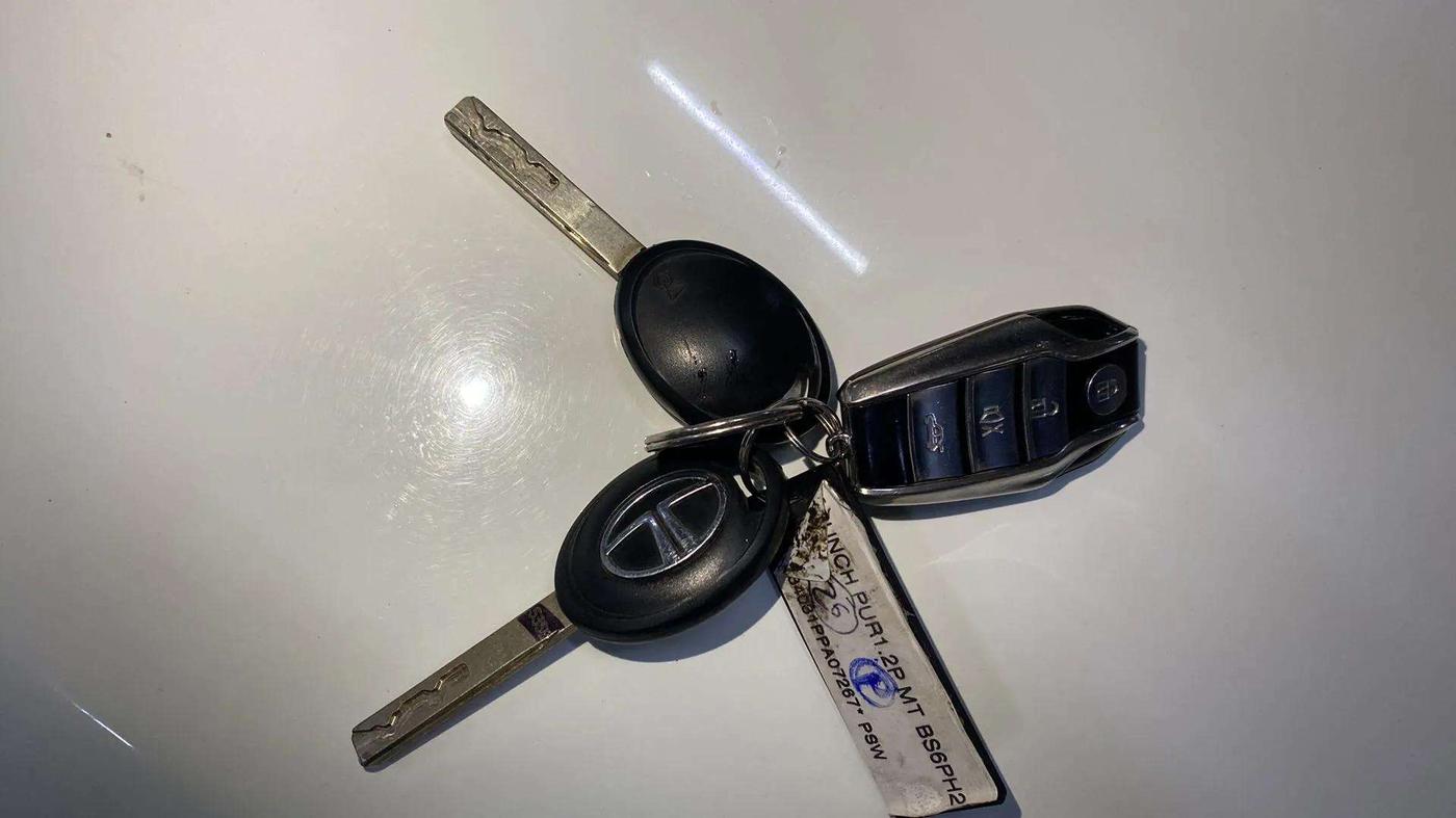2023 Tata PUNCH PURE MT, Petrol, Manual, 10,575 km, Key Close Up