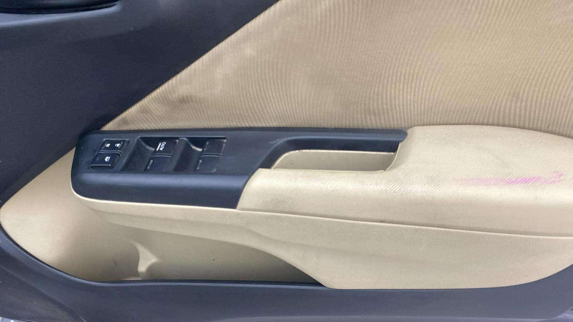 Driver-side-door-panel-control-39