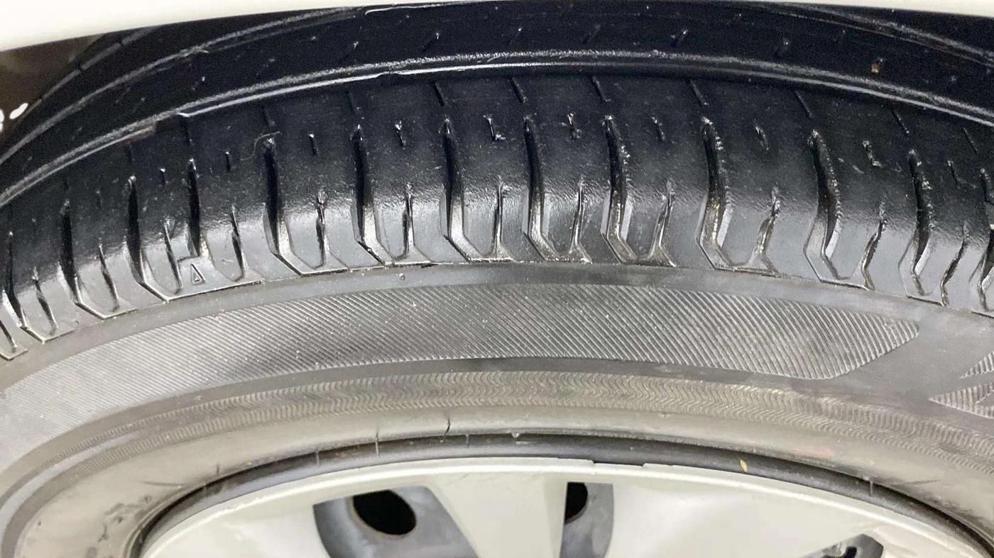 2021 Maruti Swift VXI, Petrol, Manual, 35,963 km, Right Front Tyre Tread