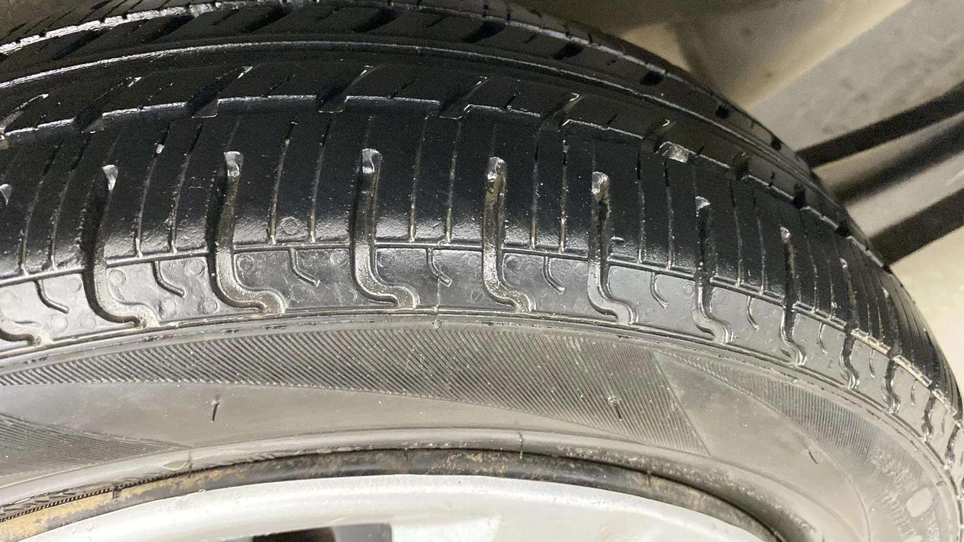 2013 Maruti Wagon R 1.0 VXI, Petrol, Manual, 68,643 km, Left Front Tyre Tread
