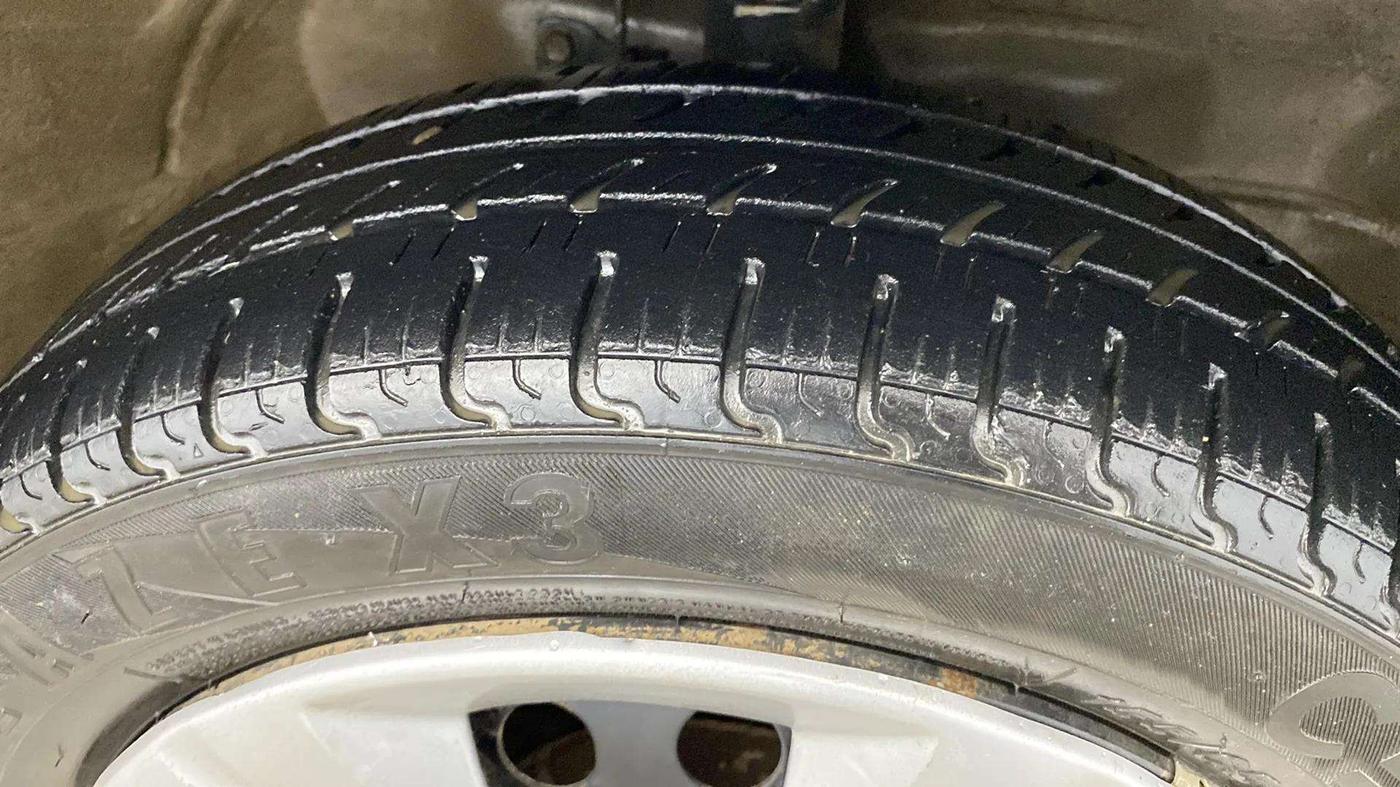 2013 Maruti Wagon R 1.0 VXI, Petrol, Manual, 68,643 km, Right Front Tyre Tread