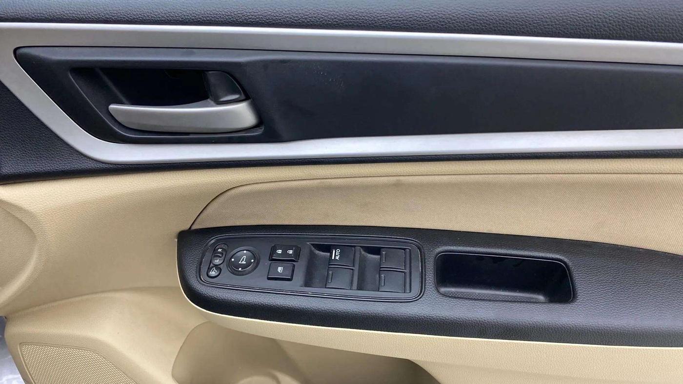 2022 Honda Amaze 1.2L I-VTEC VX CVT, Petrol, Automatic, 14,595 km, Driver Side Door Panels Control