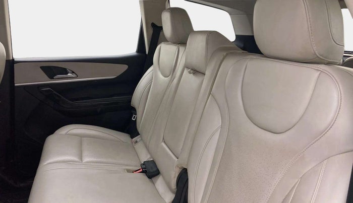 2022 Mahindra XUV700 AX 7 P AT 7 STR, Petrol, Automatic, 69,050 km, Right Side Rear Door Cabin