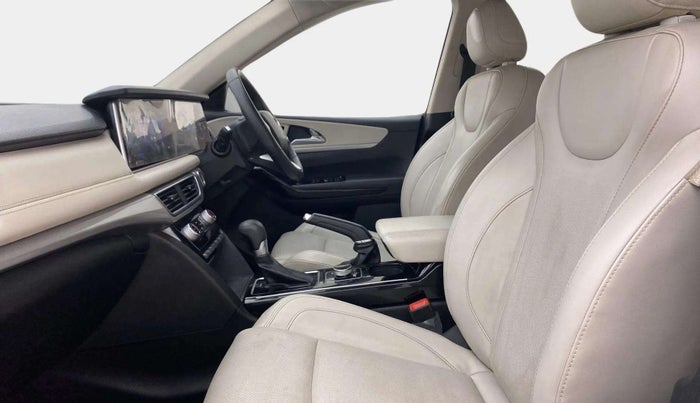 2022 Mahindra XUV700 AX 7 P AT 7 STR, Petrol, Automatic, 69,050 km, Right Side Front Door Cabin