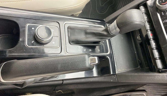 2022 Mahindra XUV700 AX 7 P AT 7 STR, Petrol, Automatic, 69,050 km, Gear Lever