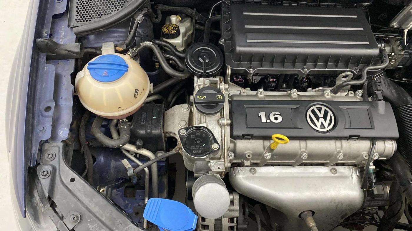 2014 Volkswagen Vento HIGHLINE 1.6 MPI, Petrol, Manual, 29,275 km, Engine View - Right