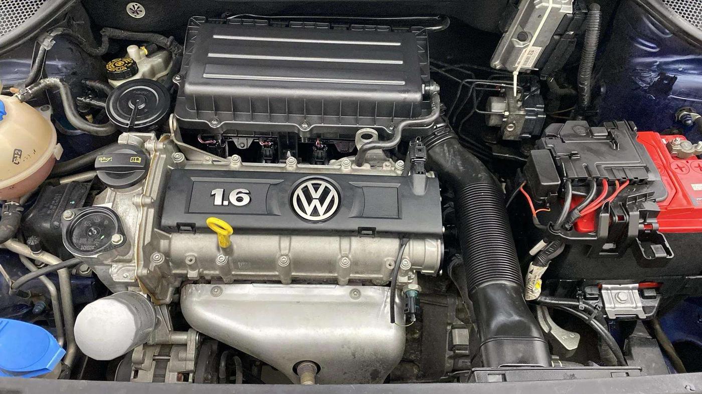 2014 Volkswagen Vento HIGHLINE 1.6 MPI, Petrol, Manual, 29,275 km, Engine View