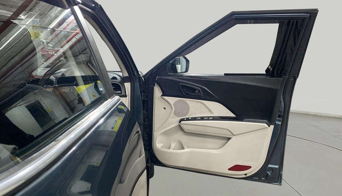 2021 Mahindra XUV300 W6 1.2 PETROL, Petrol, Manual, 28,334 km, RHS Front Door