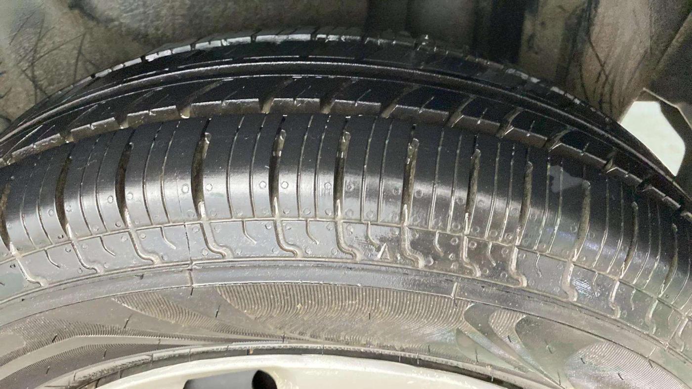 2014 Maruti Swift Dzire VXI, Petrol, Manual, 44,061 km, Left Front Tyre Tread