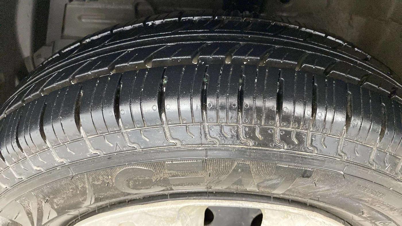 2014 Maruti Swift Dzire VXI, Petrol, Manual, 44,061 km, Right Front Tyre Tread