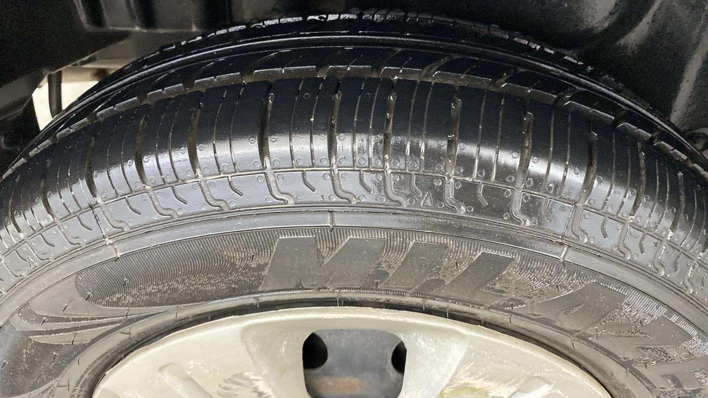 2014 Maruti Swift Dzire VXI, Petrol, Manual, 44,061 km, Right Rear Tyre Tread