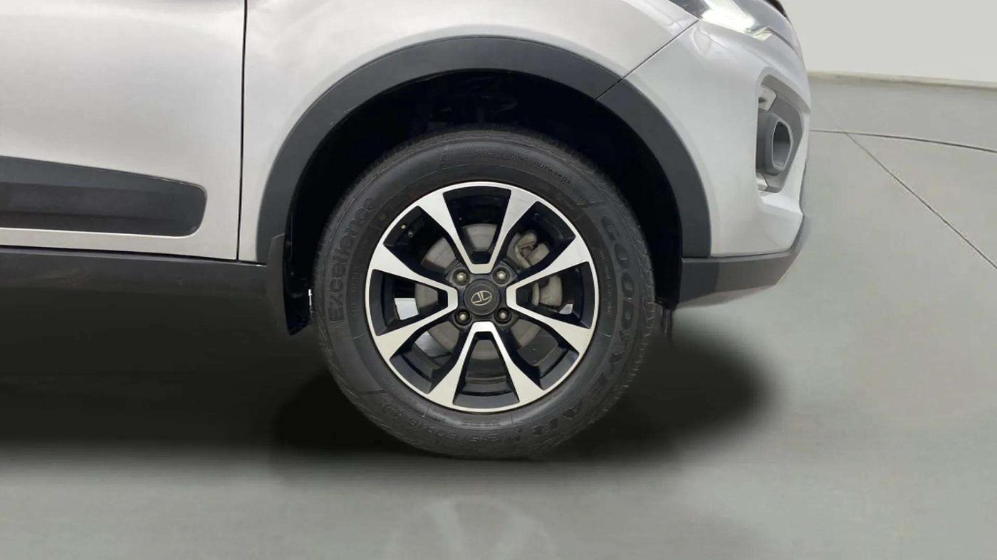 2020 Tata NEXON XZA PLUS PETROL, Petrol, Automatic, 27,459 km, Right Front Wheel