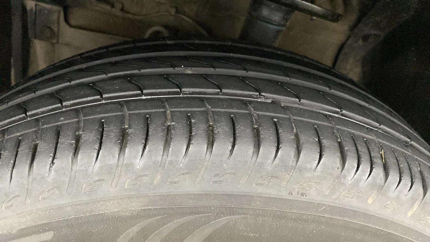 2023 Maruti BREZZA VXI SMART HYBRID, Petrol, Manual, 22,049 km, Left Front Tyre Tread
