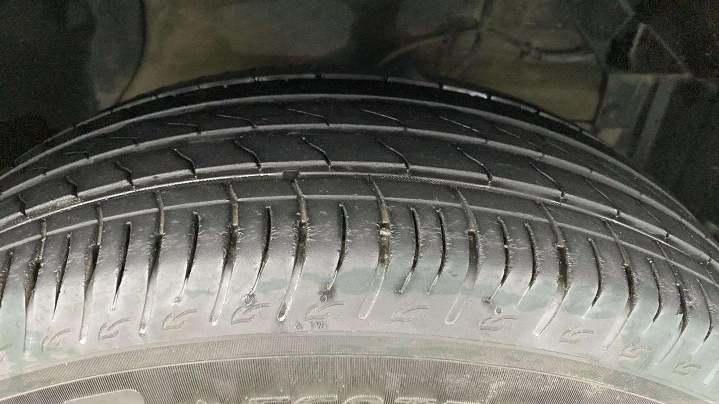 2023 Maruti BREZZA VXI SMART HYBRID, Petrol, Manual, 22,049 km, Right Front Tyre Tread