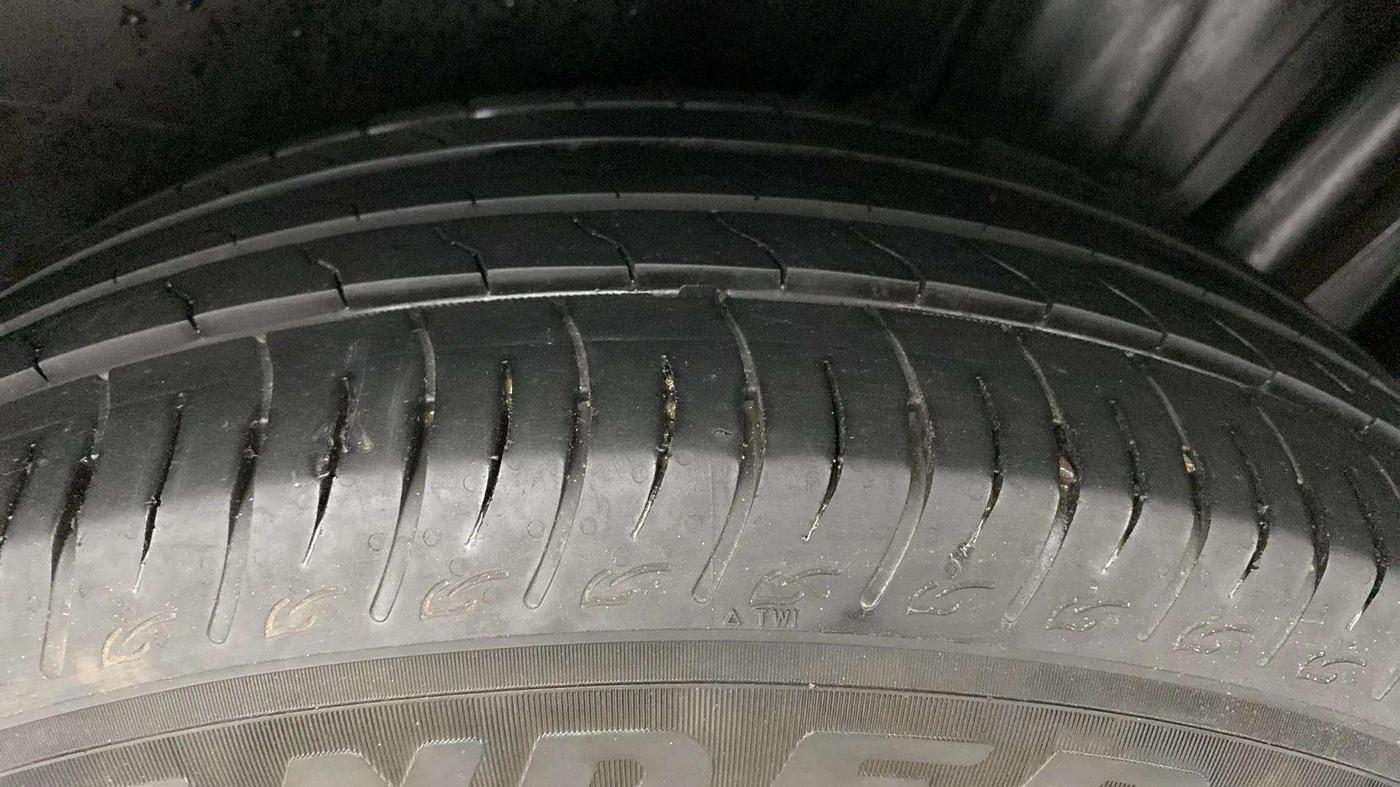 2023 Maruti BREZZA VXI SMART HYBRID, Petrol, Manual, 22,049 km, Left Rear Tyre Tread