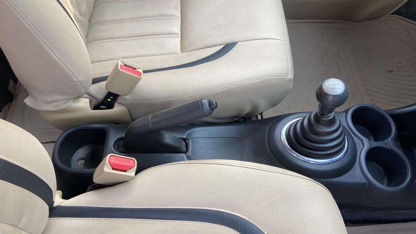 2017 Honda Brio S MT, CNG, Manual, 25,131 km, Gear Lever