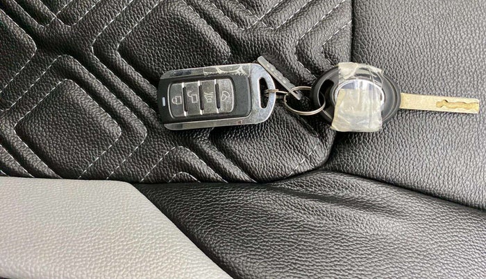2021 Tata ALTROZ XE PETROL, Petrol, Manual, 14,557 km, Key Close Up