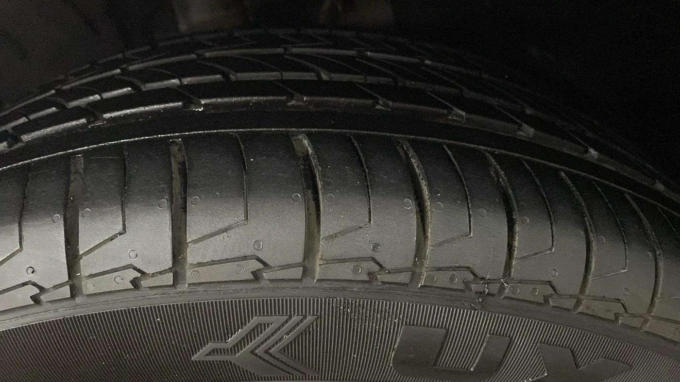 2020 Tata ALTROZ XZ PETROL, Petrol, Manual, 61,948 km, Right Front Tyre Tread