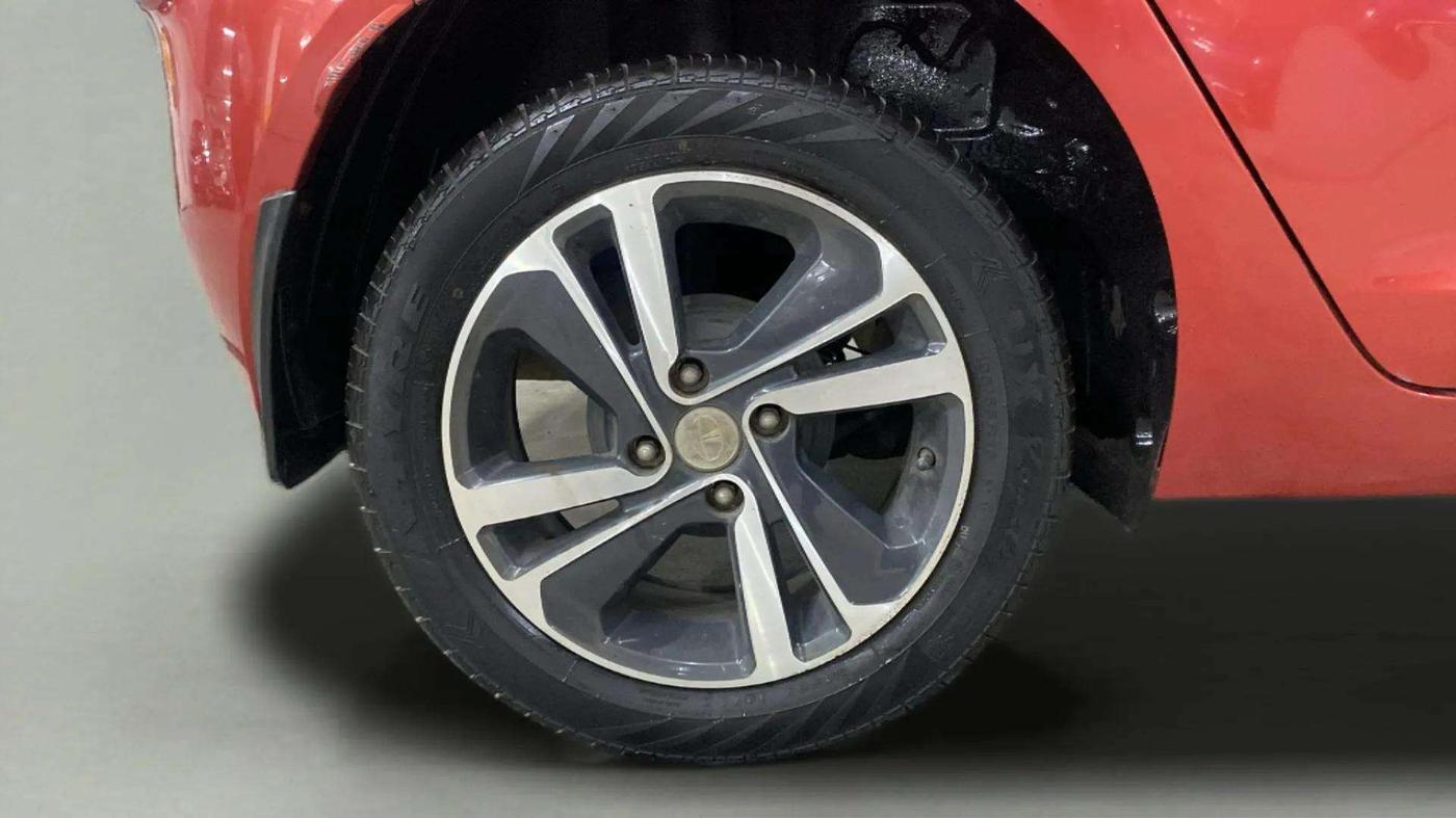 2020 Tata ALTROZ XZ PETROL, Petrol, Manual, 61,948 km, Right Rear Wheel