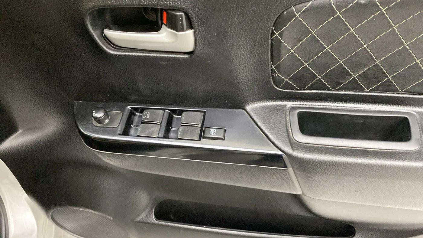 2017 Maruti Wagon R 1.0 VXI, Petrol, Manual, 66,715 km, Driver Side Door Panels Control