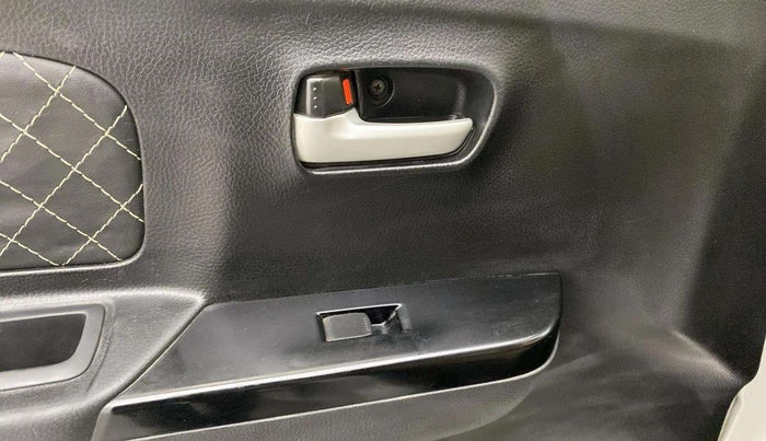 2017 Maruti Wagon R 1.0 VXI, Petrol, Manual, 66,715 km, Left front window switch / handle - Minor damage