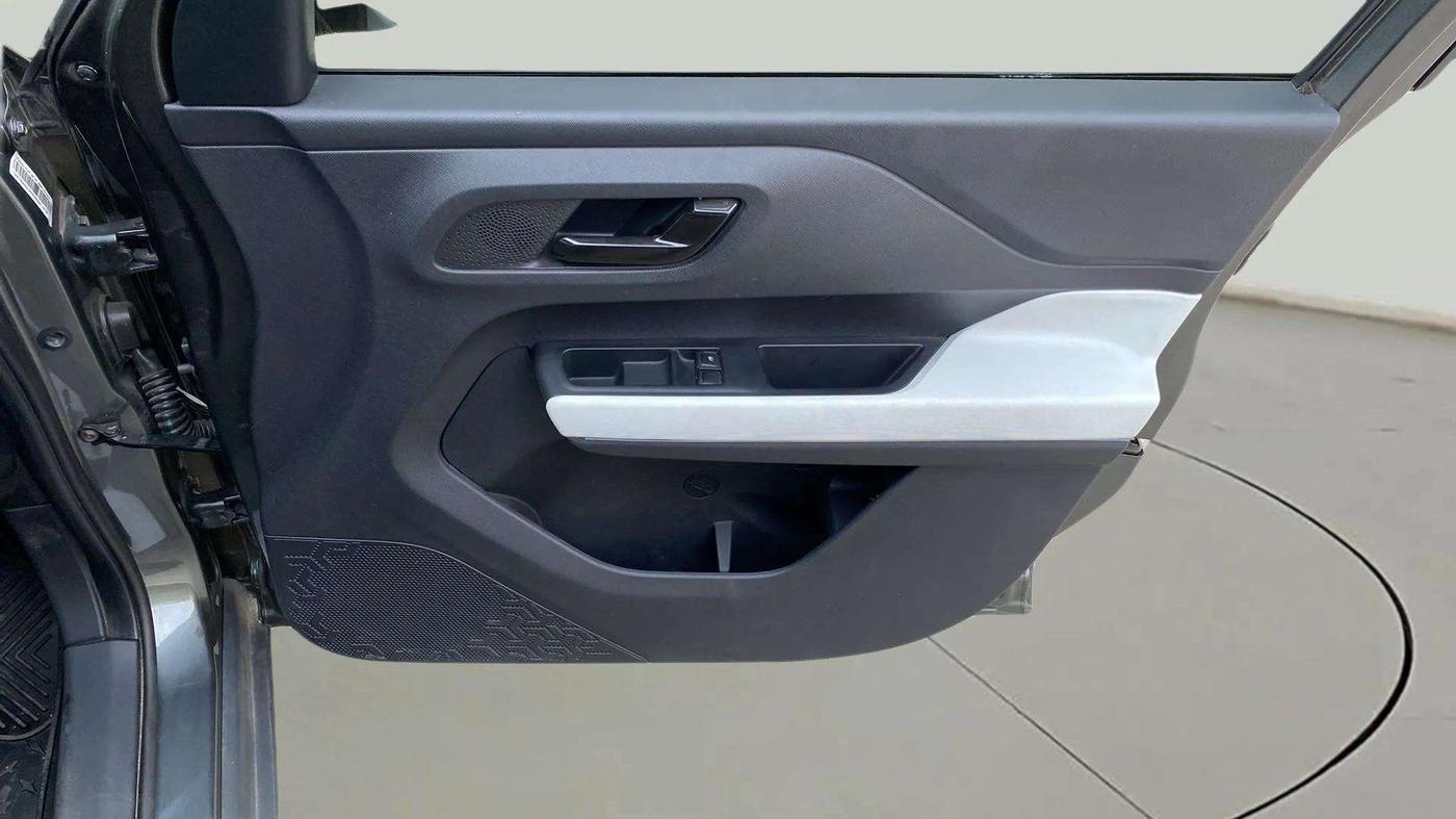 2023 Tata PUNCH PURE MT, Petrol, Manual, 6,749 km, Driver Side Door Panels Control