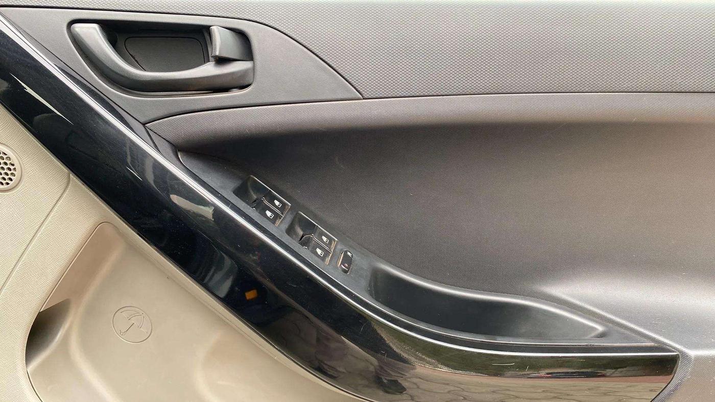 2018 Tata NEXON XM DIESEL, Diesel, Manual, 74,276 km, Driver Side Door Panels Control