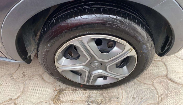 2018 Tata NEXON XM DIESEL, Diesel, Manual, 74,253 km, Left rear tyre - Mudfalps Broken