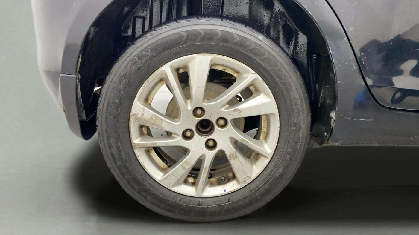 2014 Maruti Swift ZXI, Petrol, Manual, 92,216 km, Right Rear Wheel
