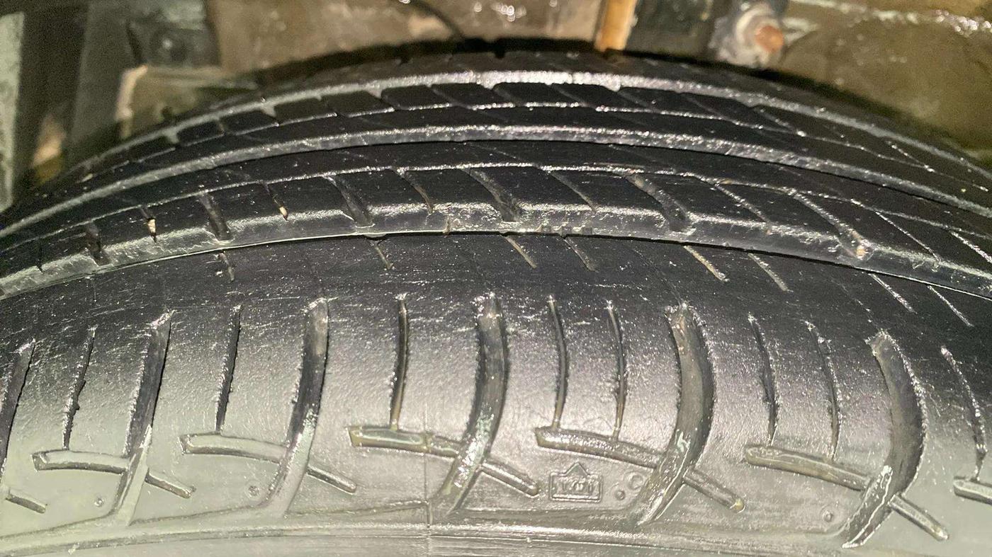 2014 Maruti Swift ZXI, Petrol, Manual, 92,216 km, Left Front Tyre Tread