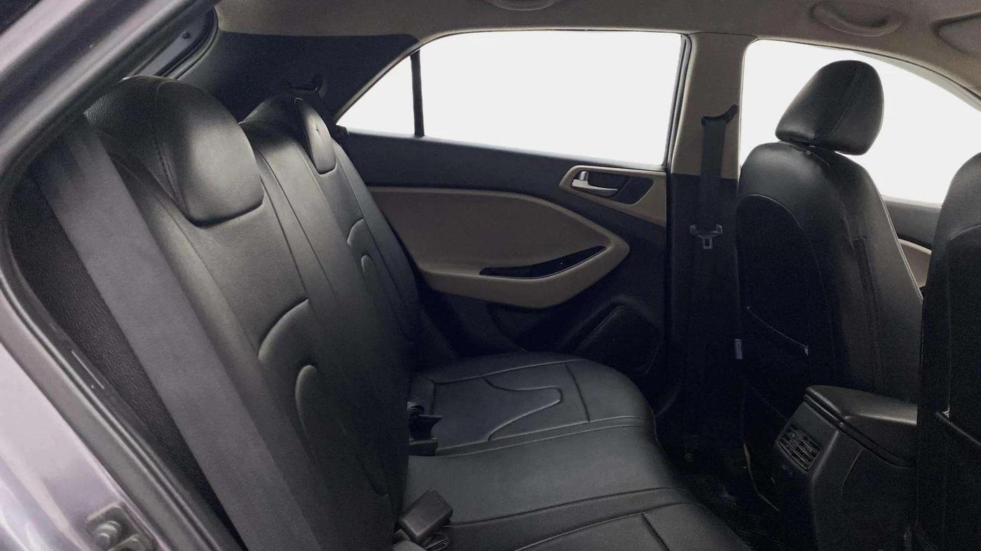 2020 Hyundai Elite i20 SPORTZ PLUS 1.2, Petrol, Manual, 61,319 km, Right Side Rear Door Cabin